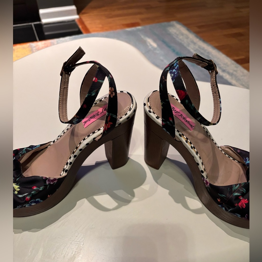 💥SOLD💥
Betsey Johnson pin-up block heels in floral polka dots, study heel - Picture 7 of 8